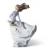 Lladro статуэтка "Девушка и лепестки ветра"